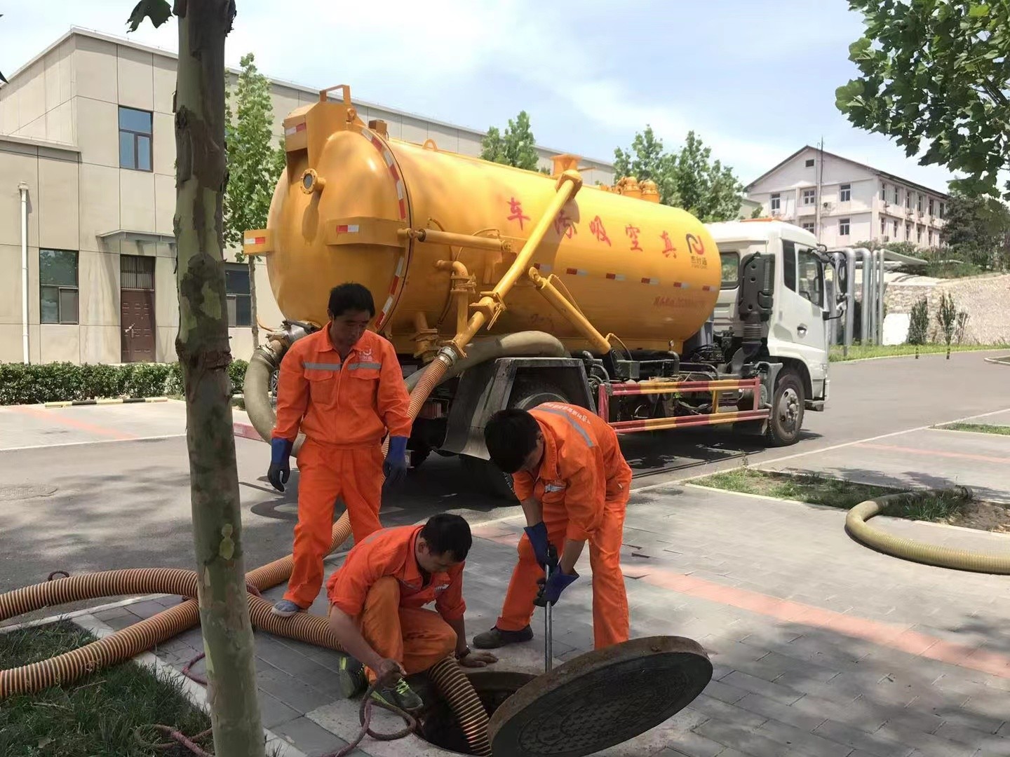 肥乡管道疏通车停在窨井附近