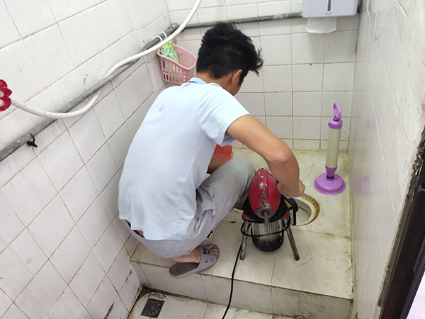 肥乡管道堵塞冒臭气 专业师傅现场解决问题
